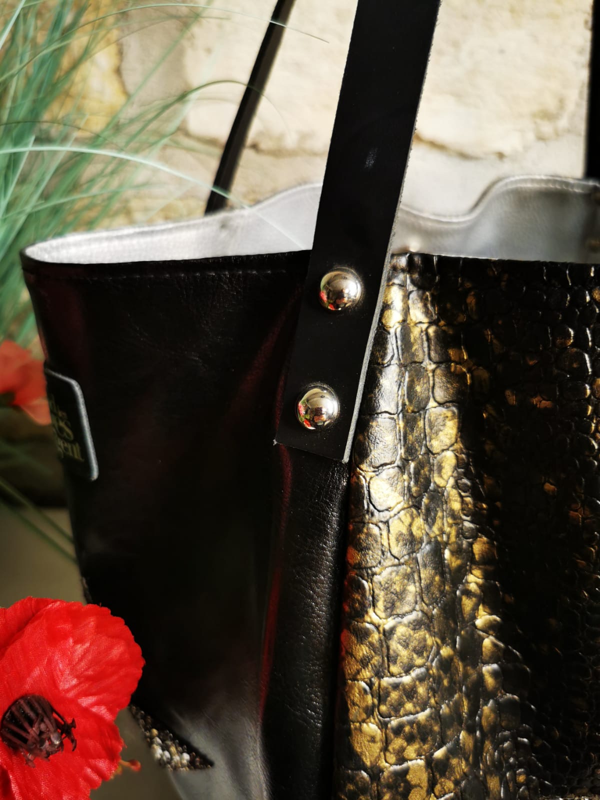 Sac baluchon en simili reptile noir et or – Image 10