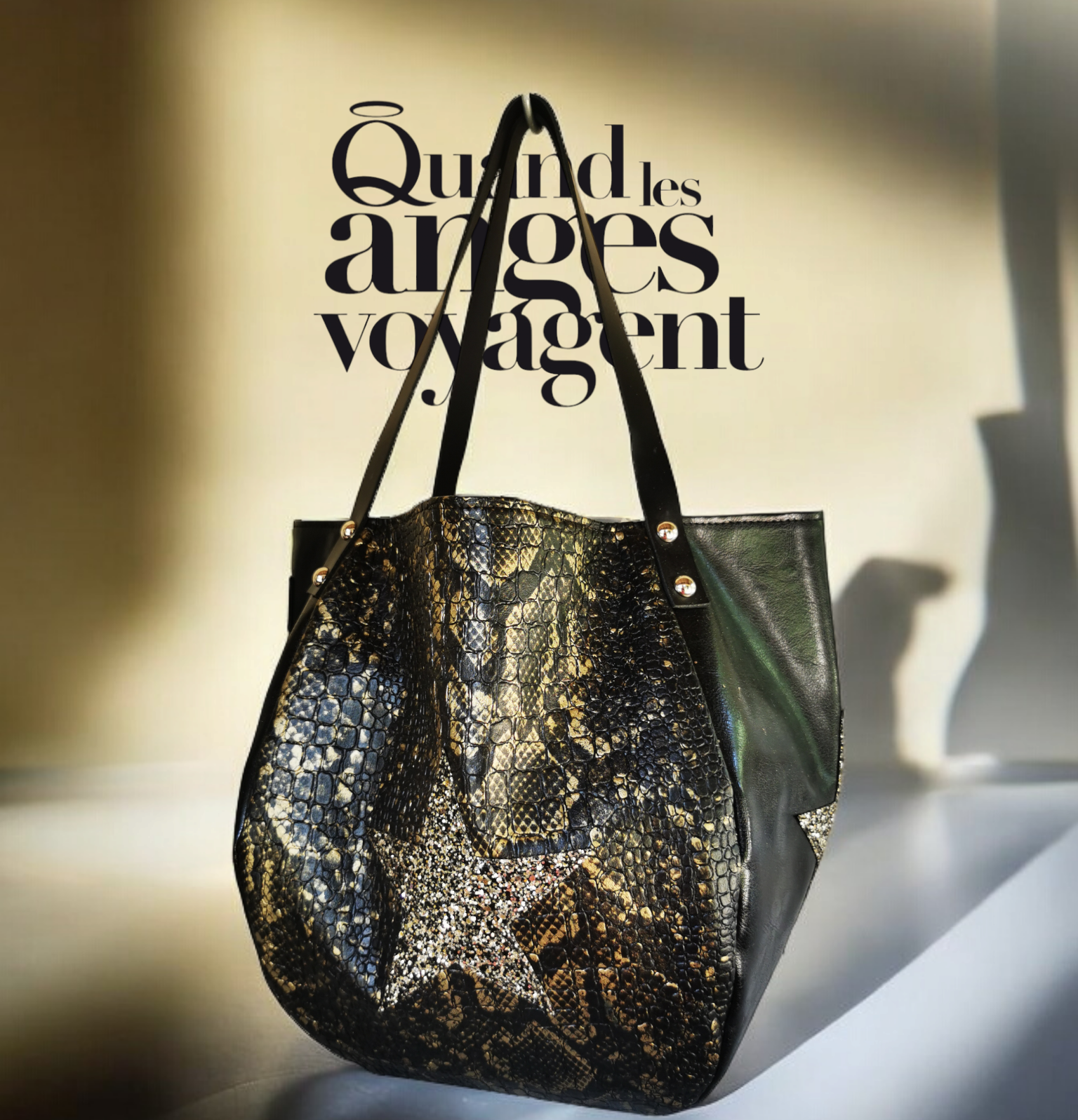 Sac baluchon en simili reptile noir et or