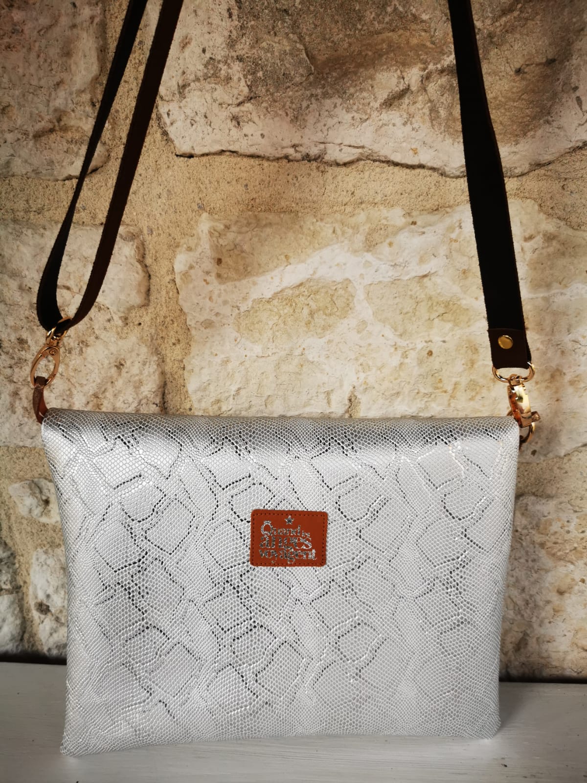 Sac bandoulière en simili argenté façon python – Image 4