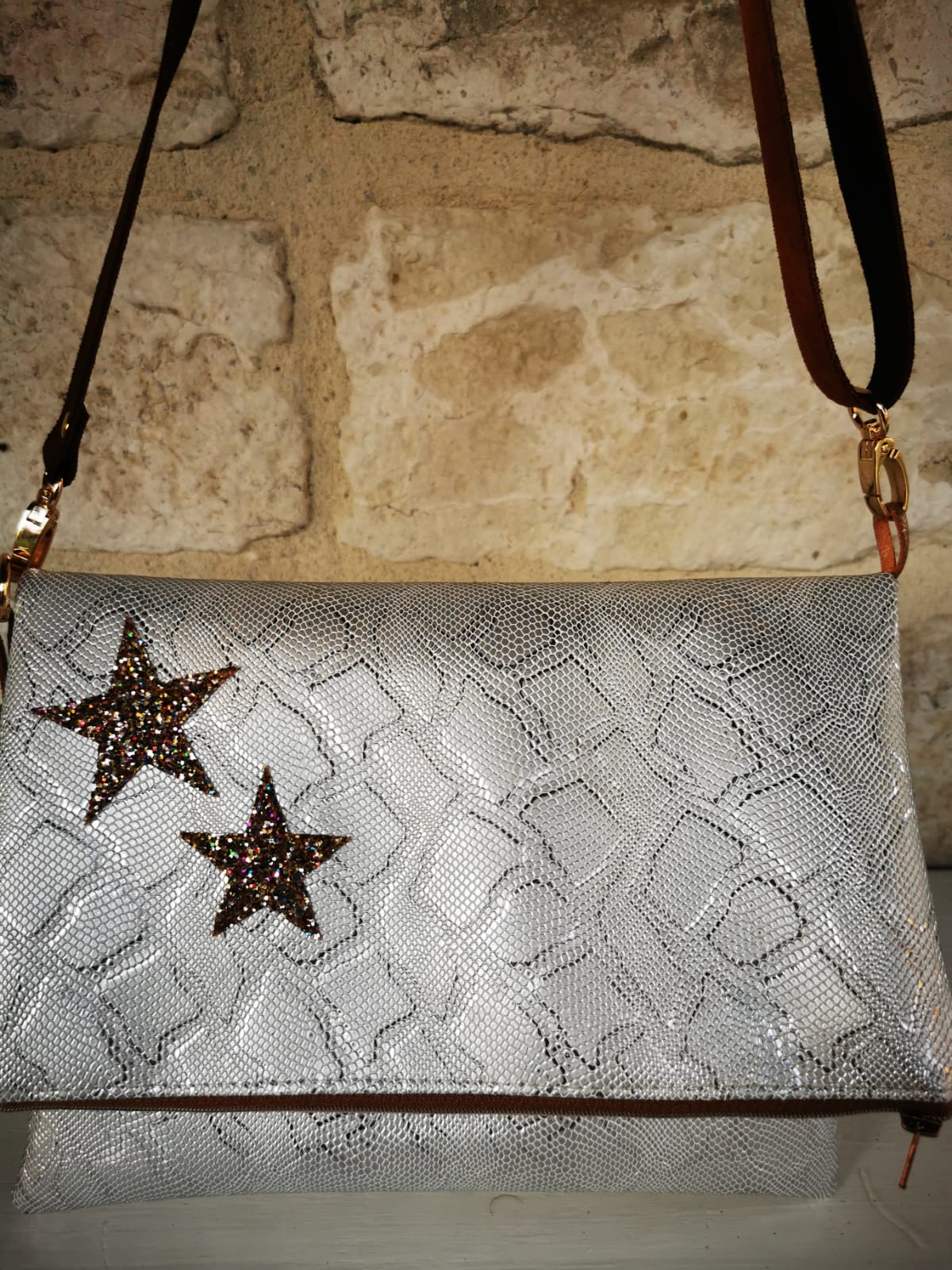 Sac bandoulière en simili argenté façon python – Image 3