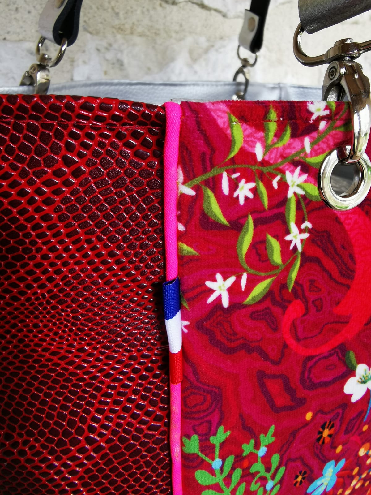 Sac cabas matières différentes dans les tons de rouge et de bleus – Image 7