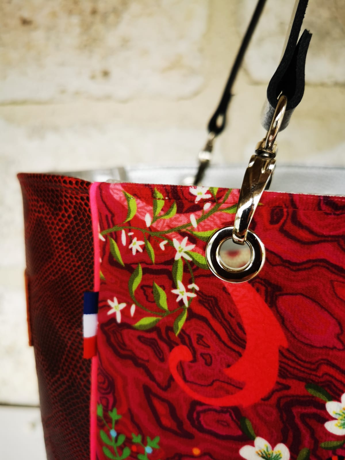 Sac cabas matières différentes dans les tons de rouge et de bleus – Image 3