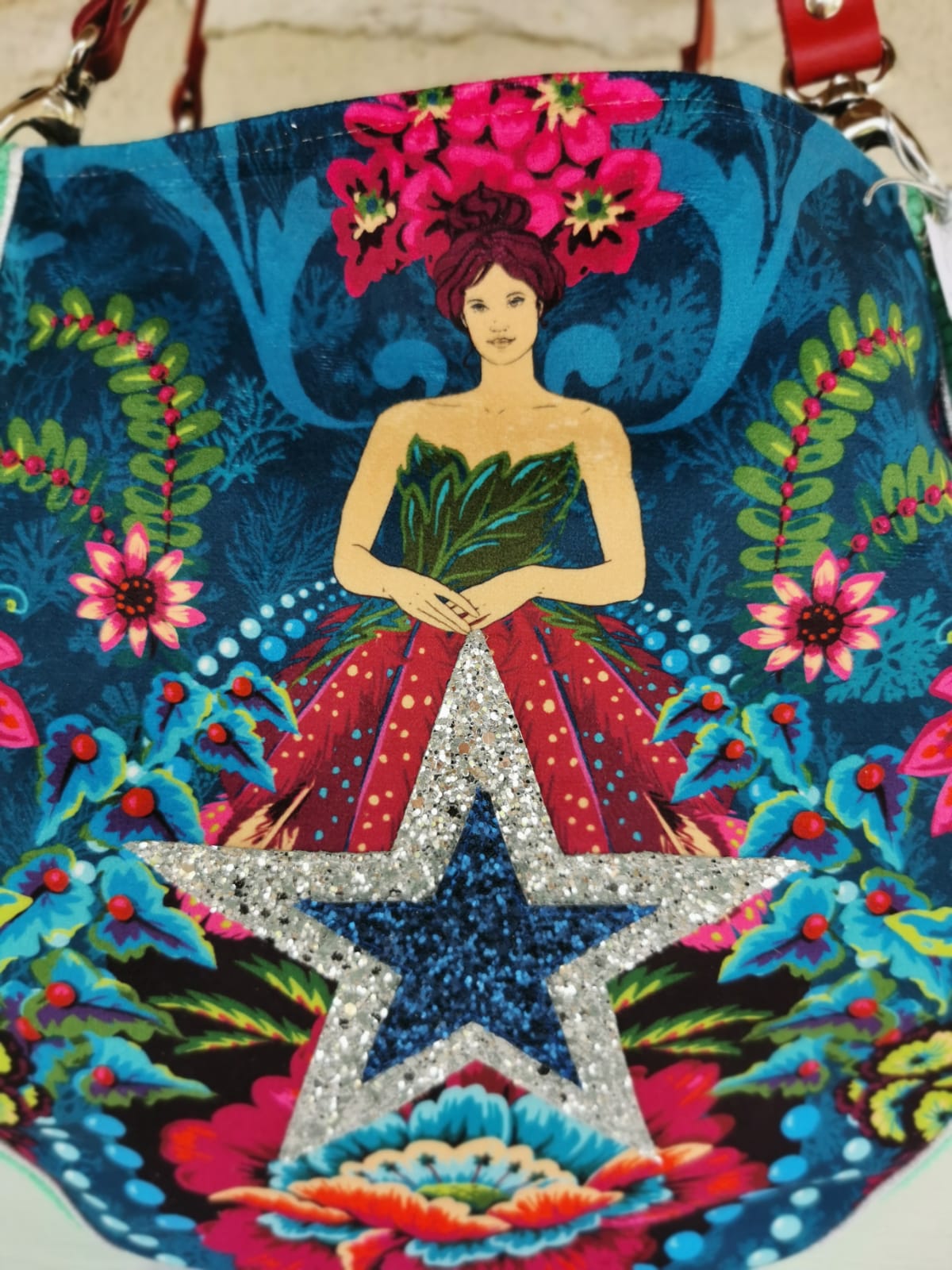 Sac à main forme baluchon en association de velours ras bohème et de velours uni côtelé vert – Image 2